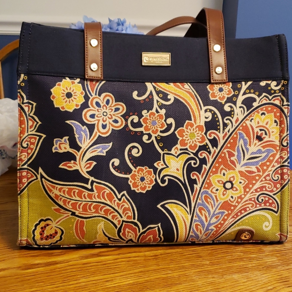 Fashionable tote bags. Different colors.